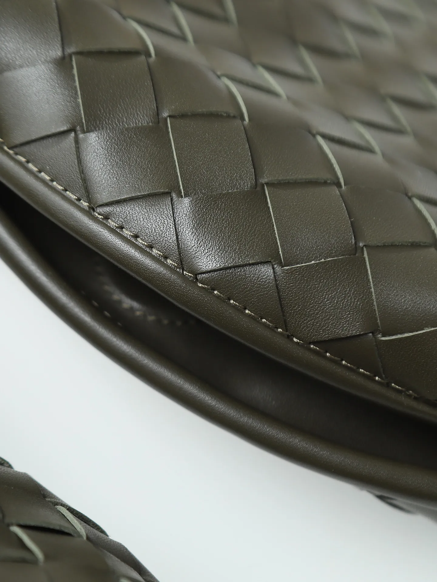 1180. #Bv’s new medium size HO 796262. The bag body and handles are made of a whole piece of woven leather. The bag body is soft and lazy. Ho symbolizes the praise of innovation and eternal craftsmanship [love]. The pyramid silhouette combines practicality and fashion. It is modern and casual. The double-sided closure design of the bag mouth is more convenient and safe! Made of soft cowhide and full of texture, this is a must-have for fashionable ladies who like minimalism, comfort and casualness! Dimensions: 46x21x10